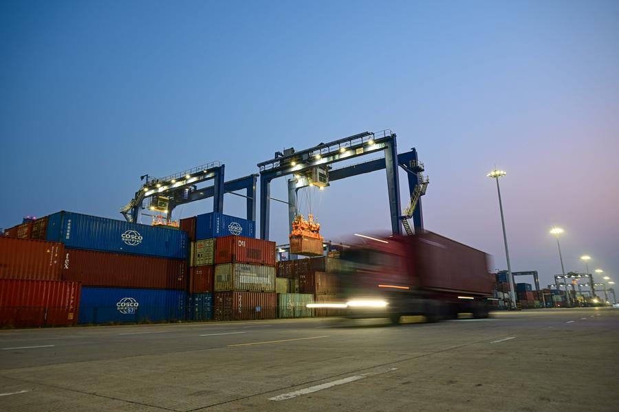 Imagen de contenedores siendo transportados en la terminal internacional de contenedores de Yangpu, en la Zona de Desarrollo Económico de Yangpu en Danzhou, provincia de Hainan, en el sur de China, el 9 de enero de 2025. (Xinhua/Pu Xiaoxu)