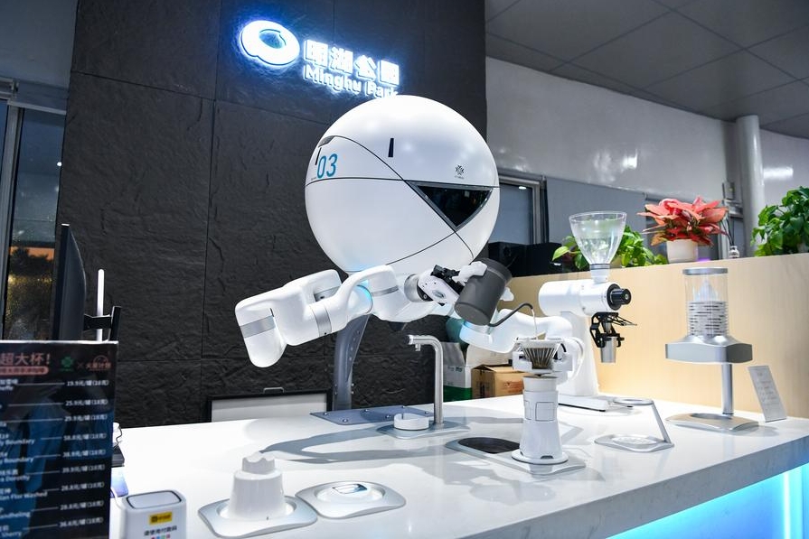 Un robot prepara café en un parque en el distrito de Guangming de Shenzhen, provincia de Guangdong, en el sur de China, el 27 de noviembre de 2024. (Xinhua/Liang Xu)