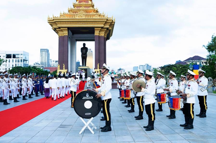 Personas rinden homenaje al fallecido rey padre Norodom Sihanouk de Camboya, en Phnom Penh, capital de Camboya, el 15 de octubre de 2024. (Xinhua/Sovannara)