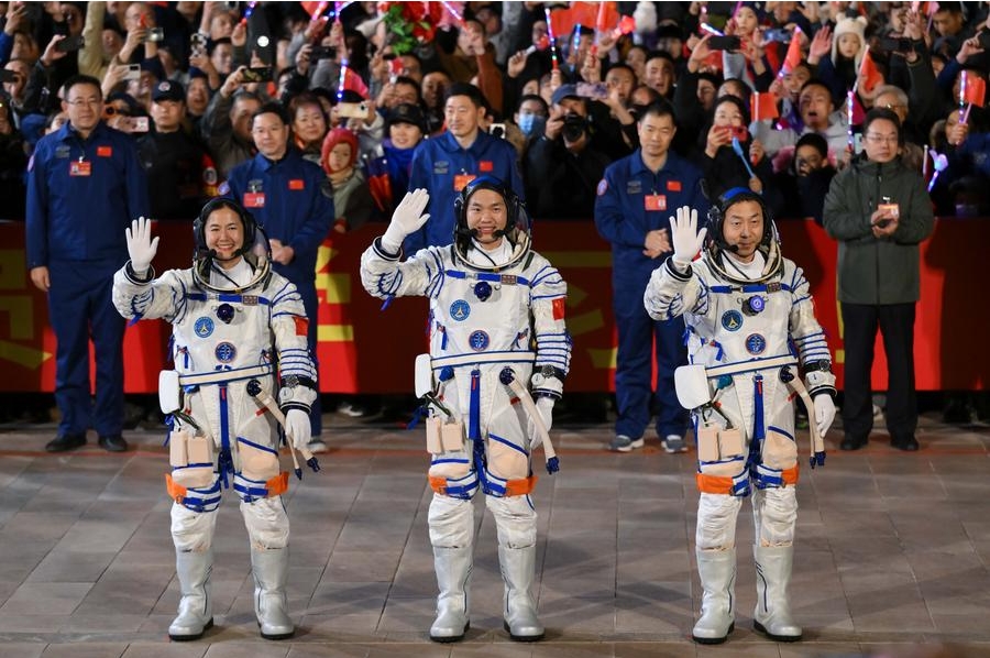 Los astronautas chinos Cai Xuzhe (d), Song Lingdong (c) y Wang Haoze asisten a una ceremonia de despedida en el Centro de Lanzamiento de Satélites de Jiuquan, en el noroeste de China, el 30 de octubre de 2024. (Xinhua/Li Zhipeng)