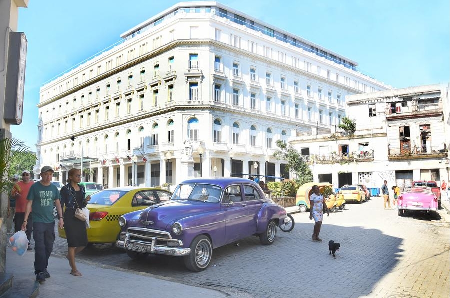 Personas caminan por una calle durante el último día del a?o, en La Habana, capital de Cuba, el 31 de diciembre de 2024. (Xinhua/Joaquín Hernández) 