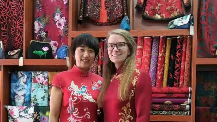 Una sastre de trajes tradicionales atrae novias de diferentes países a Ningxia