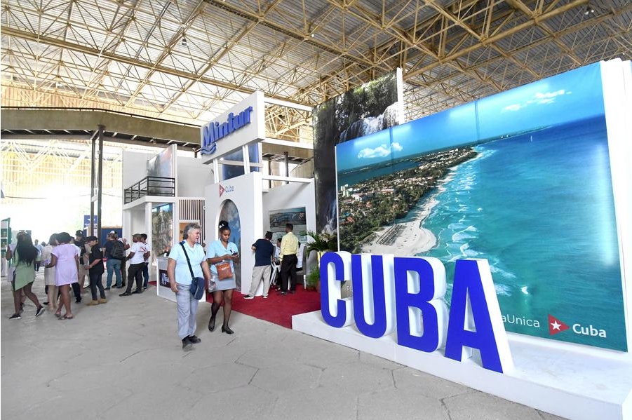 Imagen del 4 de noviembre de 2024 de personas asistiendo a la 40a Feria Internacional de La Habana en el recinto ferial ExpoCuba, en La Habana, capital de Cuba. (Xinhua/Joaquín Hernández)