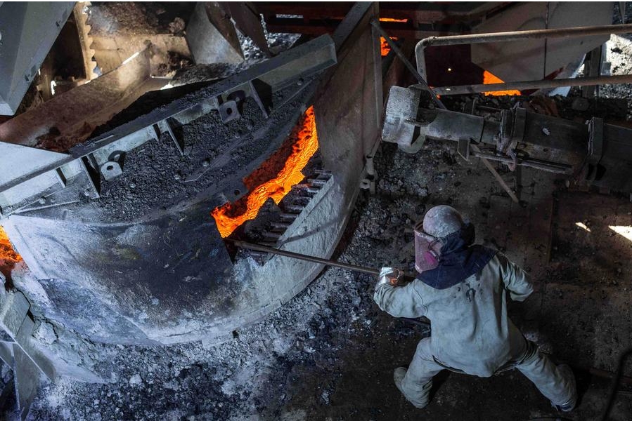 Imagen del 24 de abril de 2017 de un empleado laborando en las instalaciones de la Fundición de Cobre de la División Ventanas de la Corporación Nacional del Cobre (CODELCO) de Chile, en el pueblo de Las Ventanas, región de Valparaíso, Chile. (Xinhua/Jorge Villegas) 