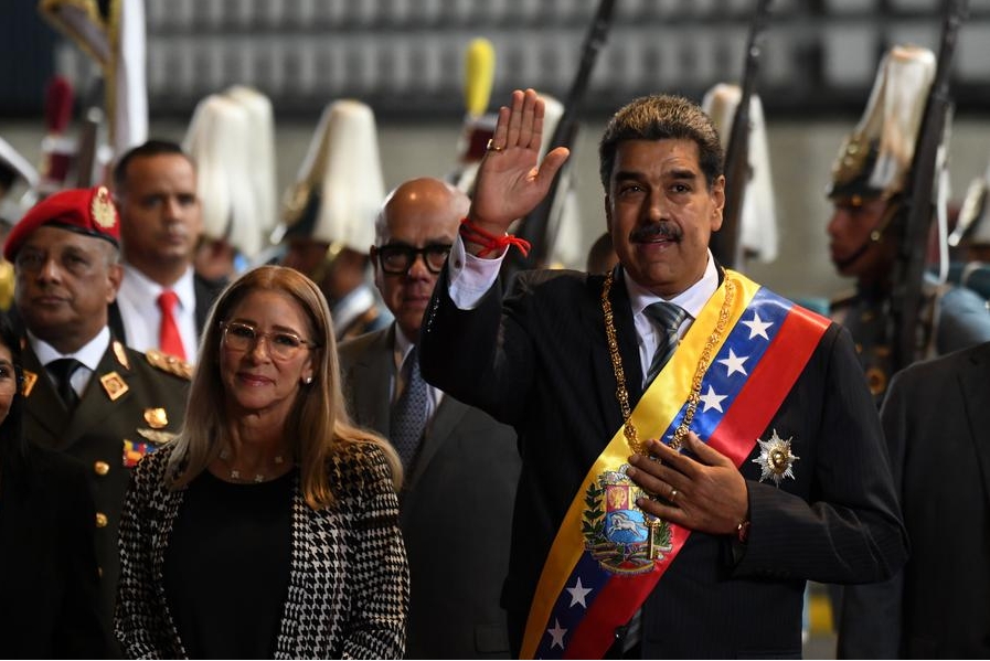 El presidente venezolano, Nicolás Maduro (d-frente), saluda junto a la primera dama venezolana, Cilia Flores (i-frente), previo a su Mensaje Anual ante los Poderes Públicos, en el Teatro Teresa Carre?o, en Caracas, Venezuela, el 15 de enero de 2025. (Xinhua/Marcos Salgado)