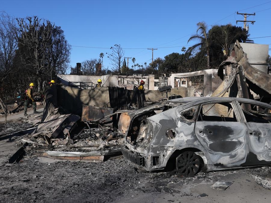 Imagen del 15 de enero de 2025 de bomberos revisando las estructuras da?adas por los incendios forestales, en Altadena, California, Estados Unidos. (Xinhua/Qiu Chen)