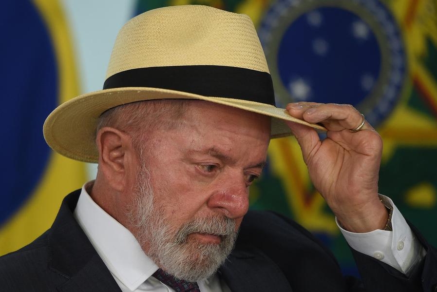 El presidente brasile?o, Luiz Inácio Lula da Silva, asiste a la ceremonia de firma de una ley que limita el uso de celulares y otros dispositivos electrónicos portátiles en escuelas públicas y privadas de Brasil, en el Palacio de Planalto, en Brasilia, Brasil, el 13 de enero de 2025. (Xinhua/Lucio Tavora) 