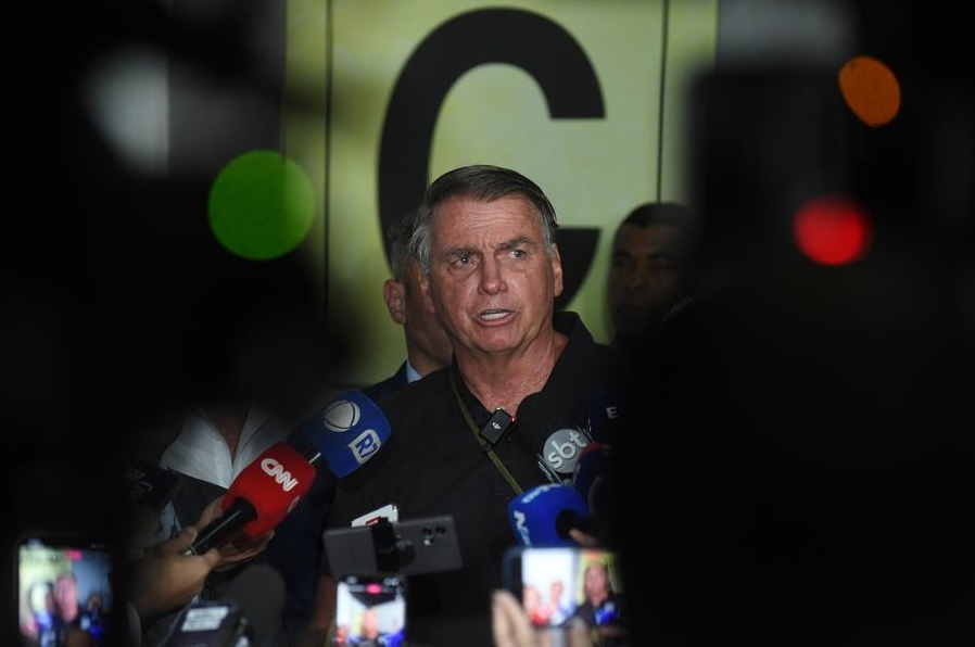 Imagen del 25 de noviembre de 2024 del expresidente brasile?o Jair Bolsonaro hablando durante una conferencia de prensa, a su llegada al Aeropuerto Internacional de Brasilia, en Brasilia, Brasil. (Xinhua/Lucio Tavora)