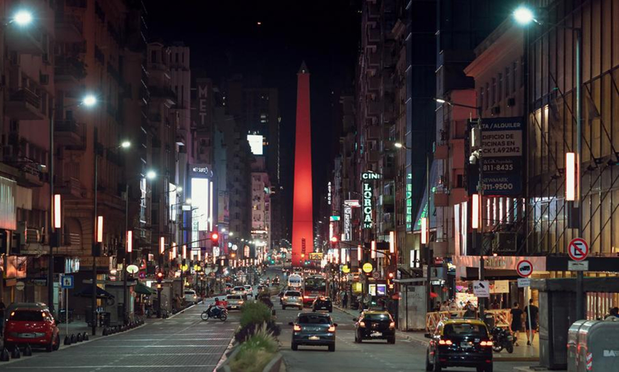 Imagen del 31 de enero de 2022 del Obelisco de Buenos Aires iluminado de rojo en el marco de las celebraciones del A?o Nuevo Lunar chino, en la ciudad de Buenos Aires, Argentina. (Xinhua/Jason Kung)