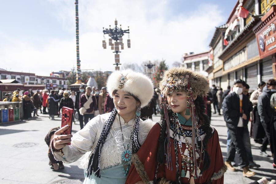 Visitantes disfrutan de un paseo por la calle Barkhor, en Lhasa, capital de la región autónoma de Xizang, en el suroeste de China, el 11 de febrero de 2024. (Xinhua/Sun Ruibo)