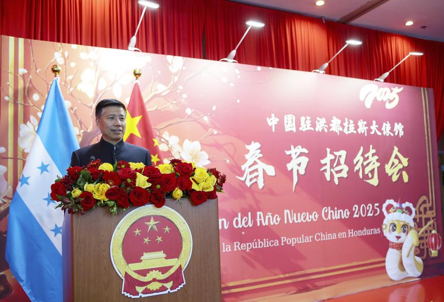 Imagen del 17 de enero de 2025 del embajador de China en Honduras, Yu Bo, hablando durante una recepción para dar la bienvenida al A?o Nuevo Chino de la "Serpiente de Madera" en Tegucigalpa, la capital hondure?a. (Xinhua/Leonel Estrada)