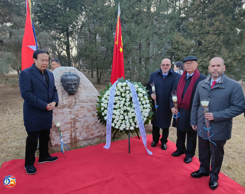 Junto al busto de José Martí, obra del maestro Yuan Xikun, chinos y cubanos recordaron al héroe nacional de Cuba en el aniversario 172 de su natalicio, Museo Jintai, Beijing, 17 de enero del 2024. (Foto: cortesía)