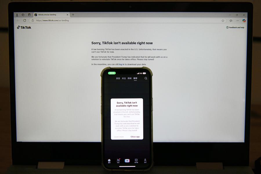Imagen tomada en Arlington, Estados Unidos, el 19 de enero de 2025 de pantallas de un teléfono móvil y de una computadora portátil mostrando el mensaje "Lo sentimos, TikTok no está disponible en este momento". (Xinhua/Li Rui)