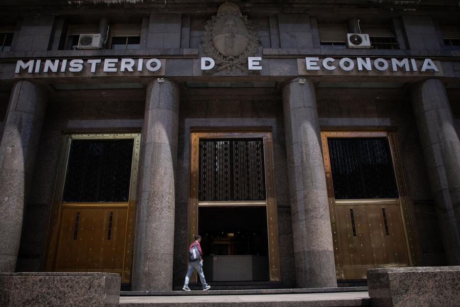 Imagen del 10 de enero de 2024 de la fachada del Ministerio de Economía, en la ciudad de Buenos Aires, capital de Argentina. (Xinhua/Martín Zabala)