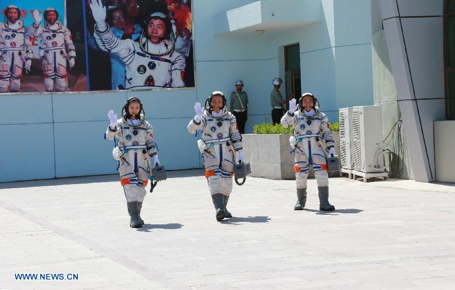 Astronautas a punto de embarcar en Shenzhou-10