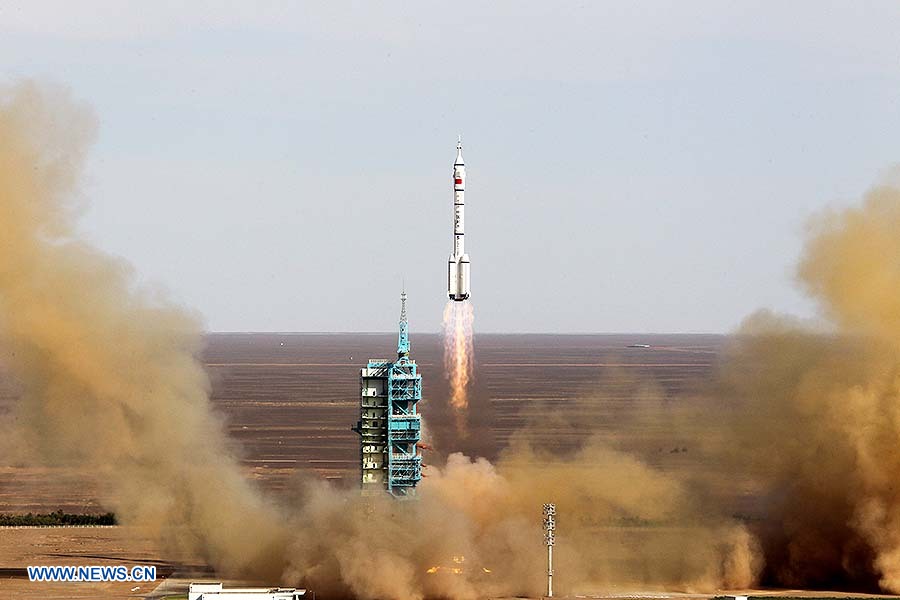 China lanza nave espacial tripulada Shenzhou-10